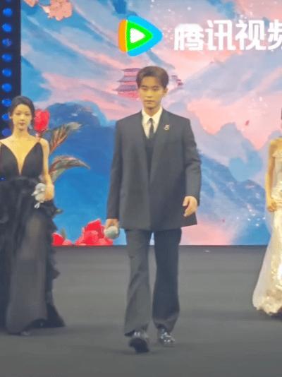 丞磊快点去挖个好的造型师啊，不然剧里再帅也白搭呀 ​​​