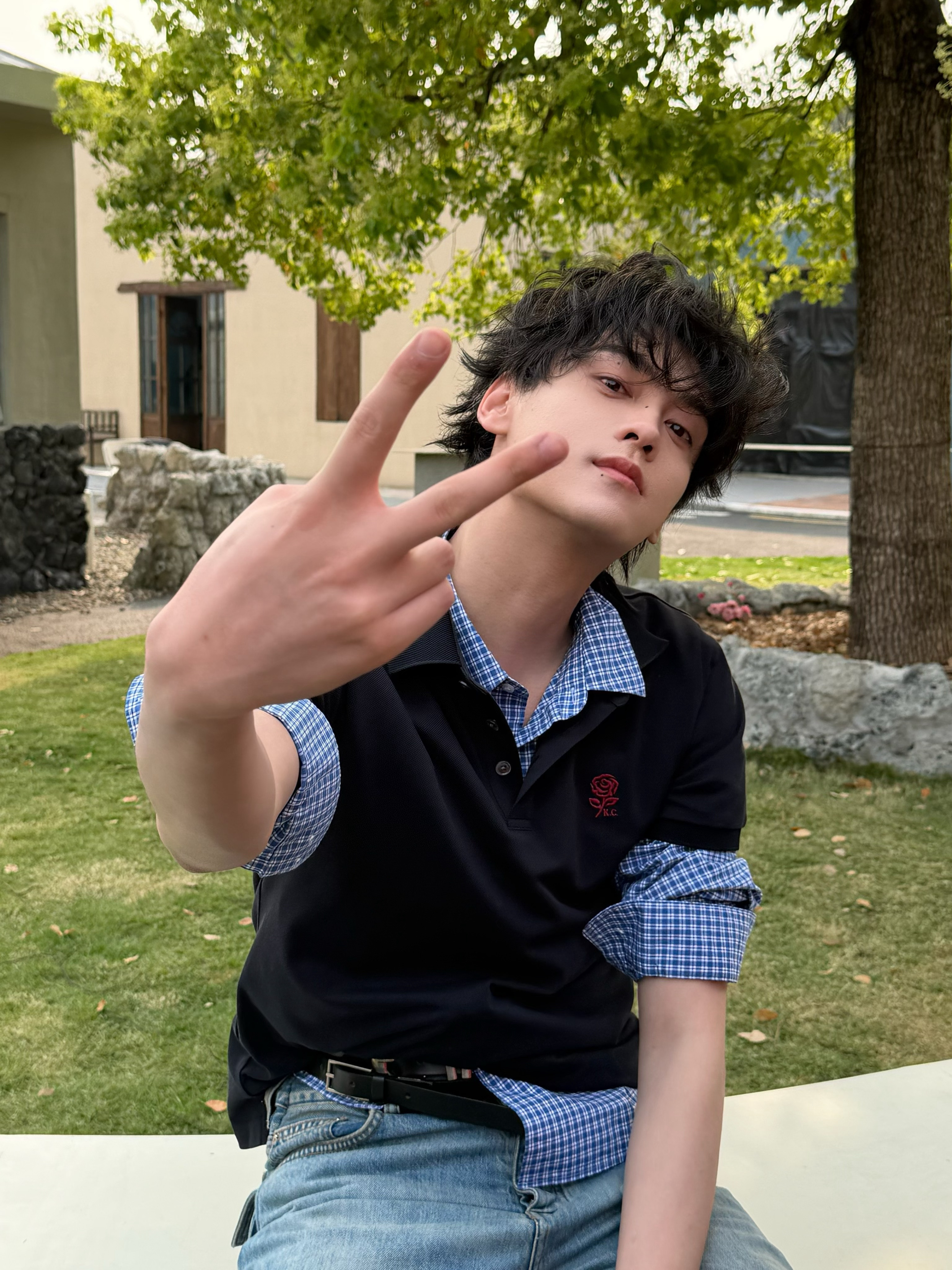你老公对你比了个耶✌🏻 