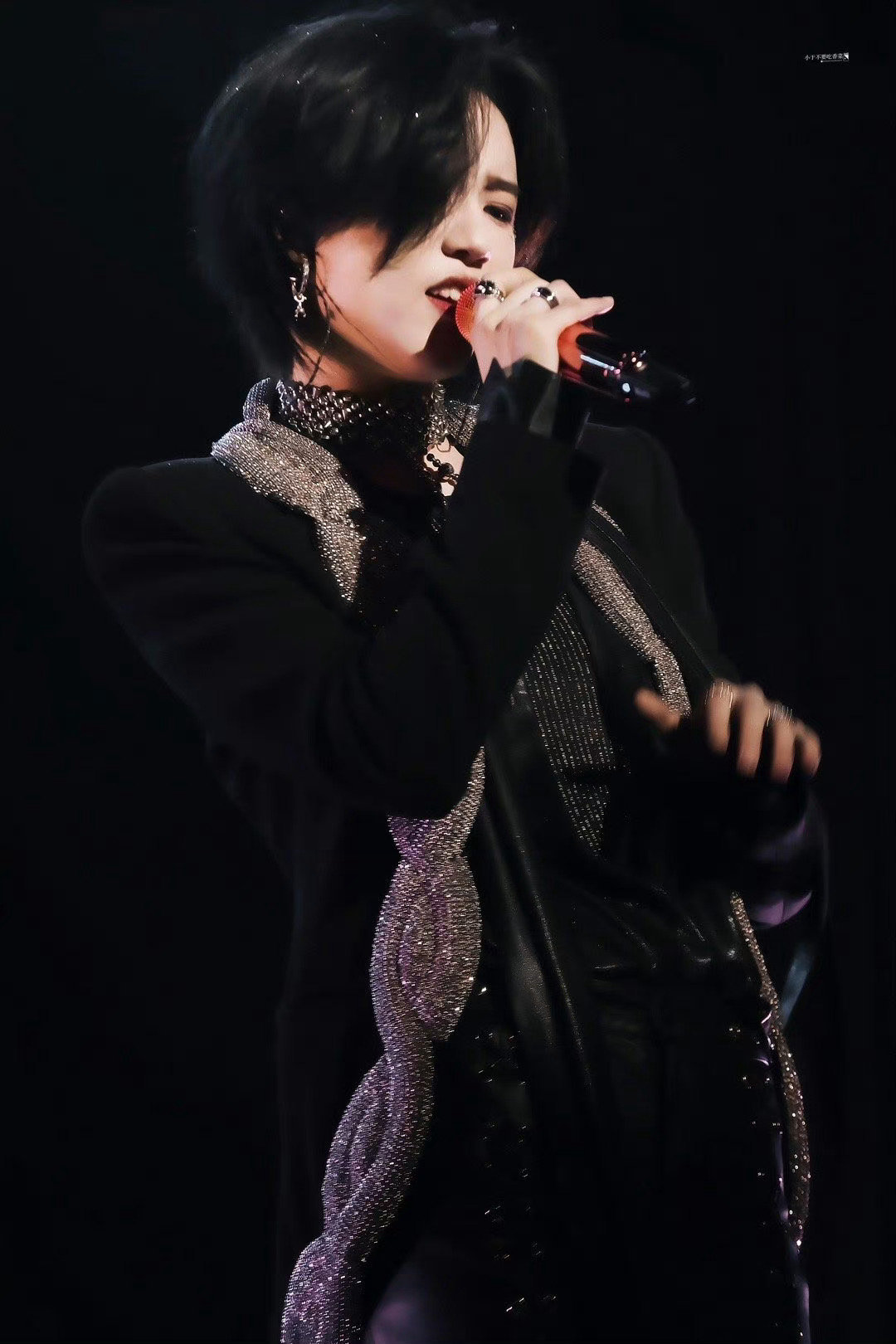 #陆柯燃杀气# 看完陆柯燃「就现在」见面会开场表演《MASK》，怎么能不为之着迷