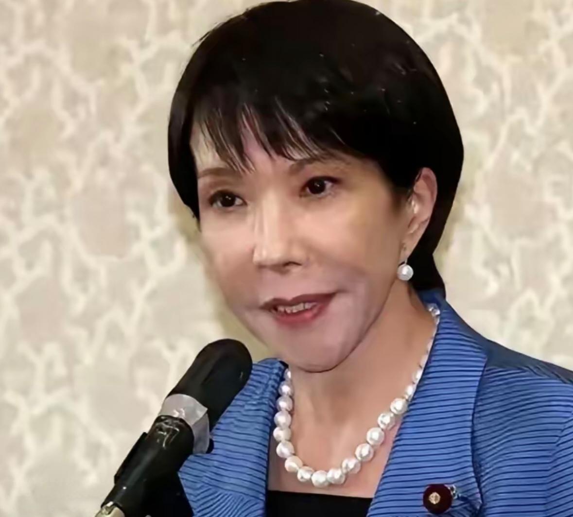 小本子突然宣布，，
 东京街头昨晚就像一片移动的星海！好几百人手里都举着