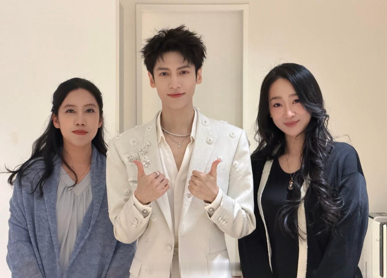 捡到罗云熙水龙吟上海演唱会合影照 