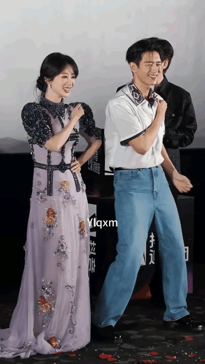 刷到杨紫李现同框为《锦绣芳华》剧宣，跳《难生恨》手势舞，这俩人也太甜太欢乐了吧！