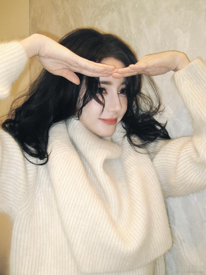 迪丽热巴奶呼呼的  迪丽热巴奶呼呼的，真的是超可爱的呀，白色系的搭配风格，显得整