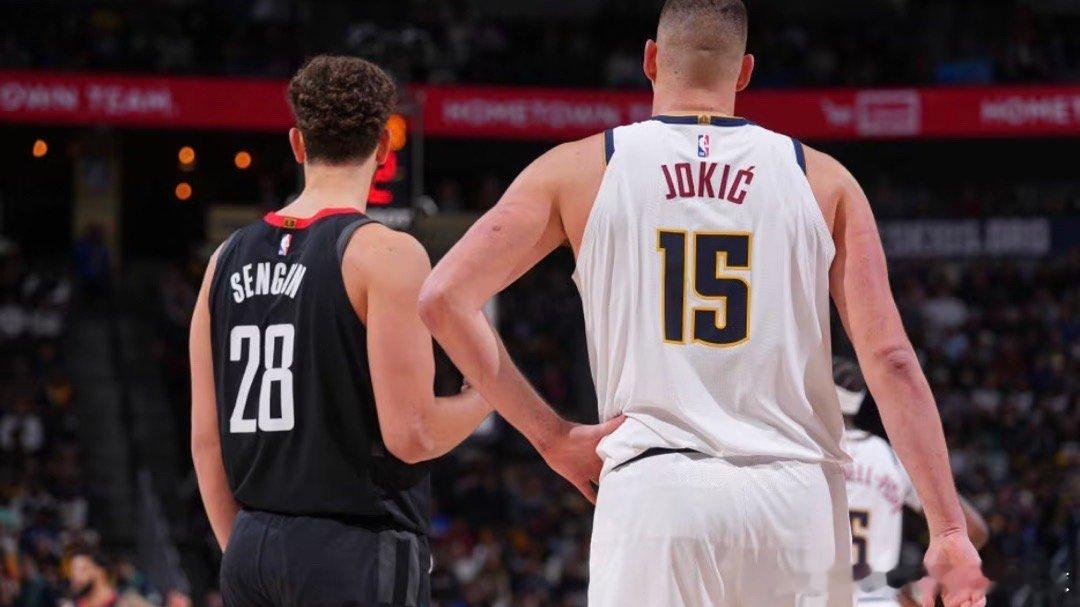 申京接受了记者采访谈到约基奇表示：“他是世界上最好的球员，曾是我刚进联盟时的榜样