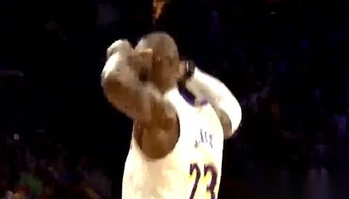 上一场8分。
全世界都在刷屏：老了，滚吧，别占着茅坑了。
结果呢？转头就在费城，