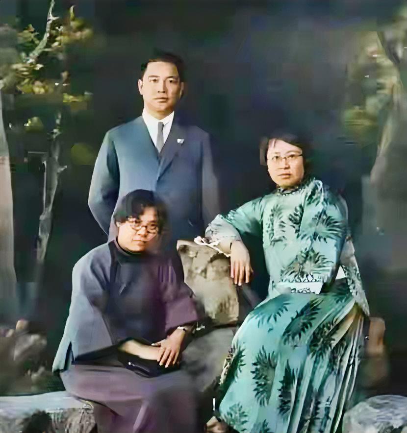 这是42岁的汪精卫和夫人陈璧君的真实合影，都看看吧，都是真人，不是演员。