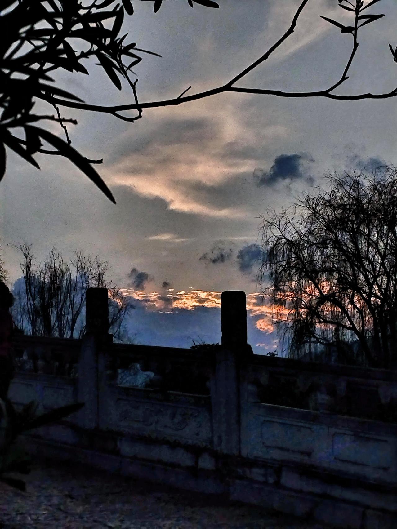 黄昏时分，云海翻腾，古桥静立，岁月静好。在这如诗如画的场景中，夕阳的余晖洒在古桥