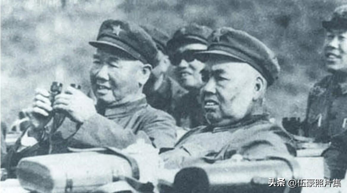 1974年，陈再道与许世友在海南观察演习的老照片。两人都是红四方面军出身，许世友