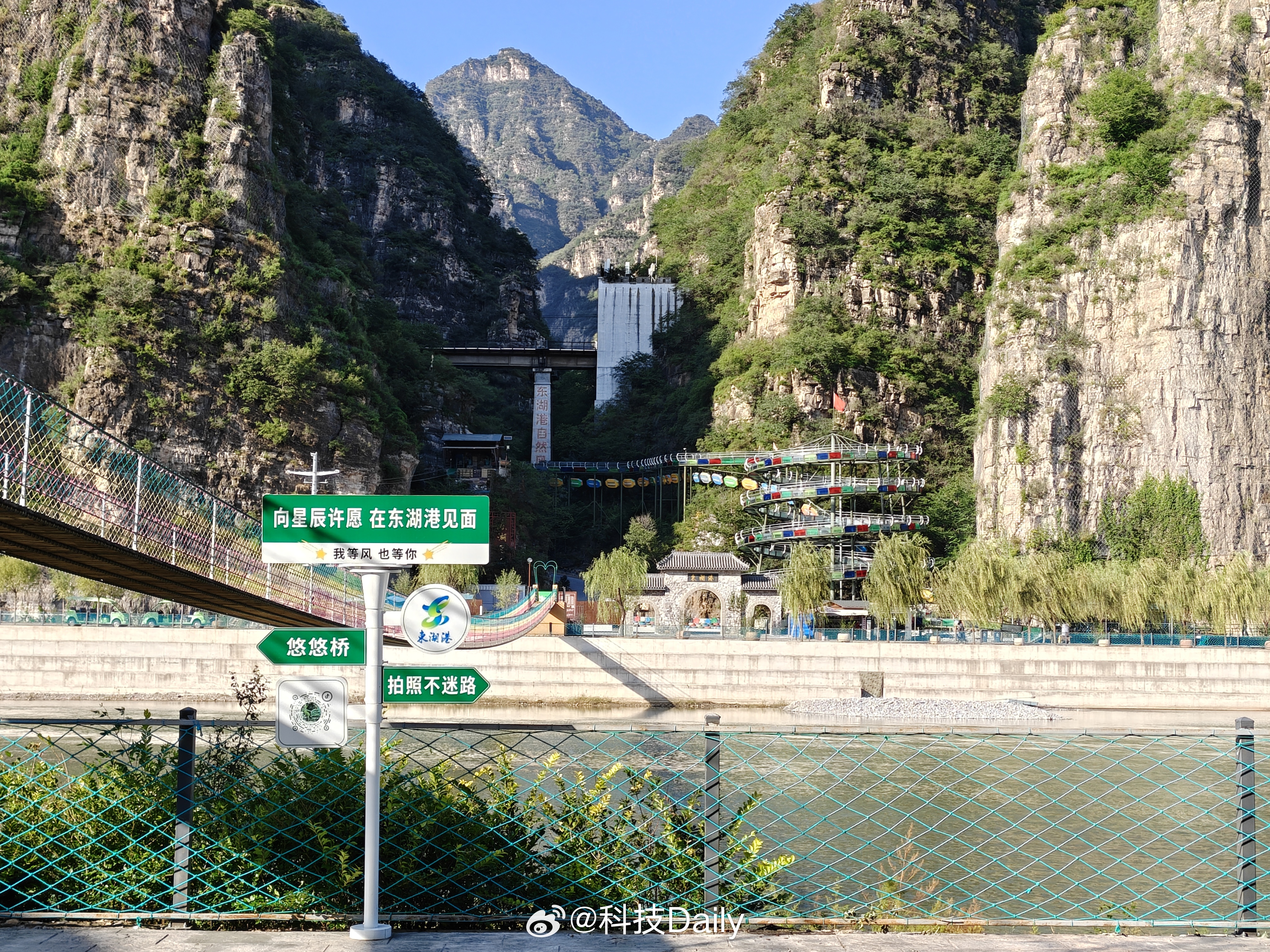 夏天的时候开着问界M8带宠漂流，今天又来二刷了，毕竟马上天气就要转凉了。玩水的太