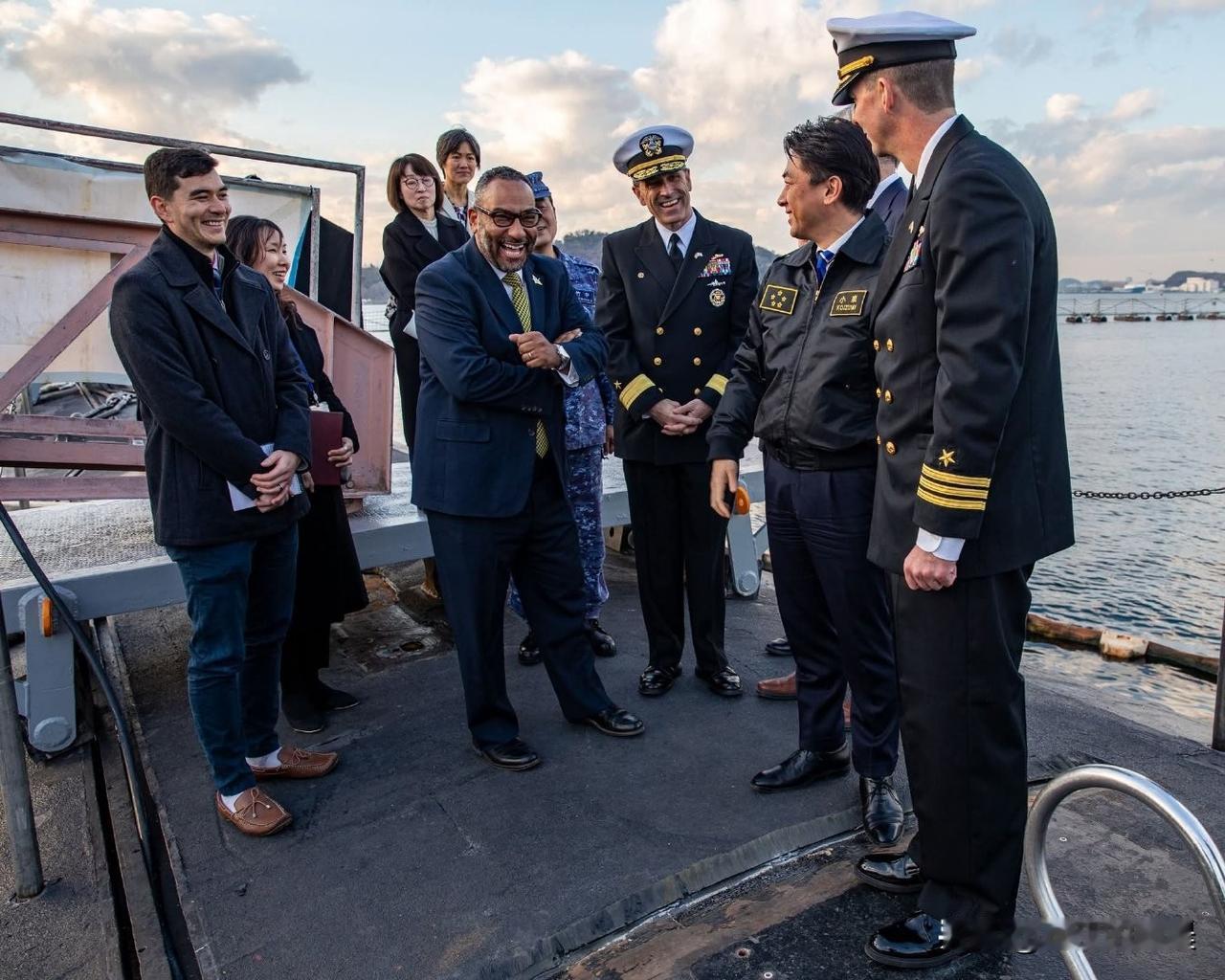 美日高调亮相“深海杀器”！海狼级核潜艇成横须贺焦点
 
12月19日，日本防卫大