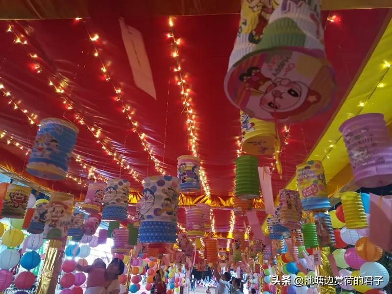 元宵节猜灯谜可太有趣了！有次元宵节活动，我碰到个超难的，“皇帝新衣（打一字）”，