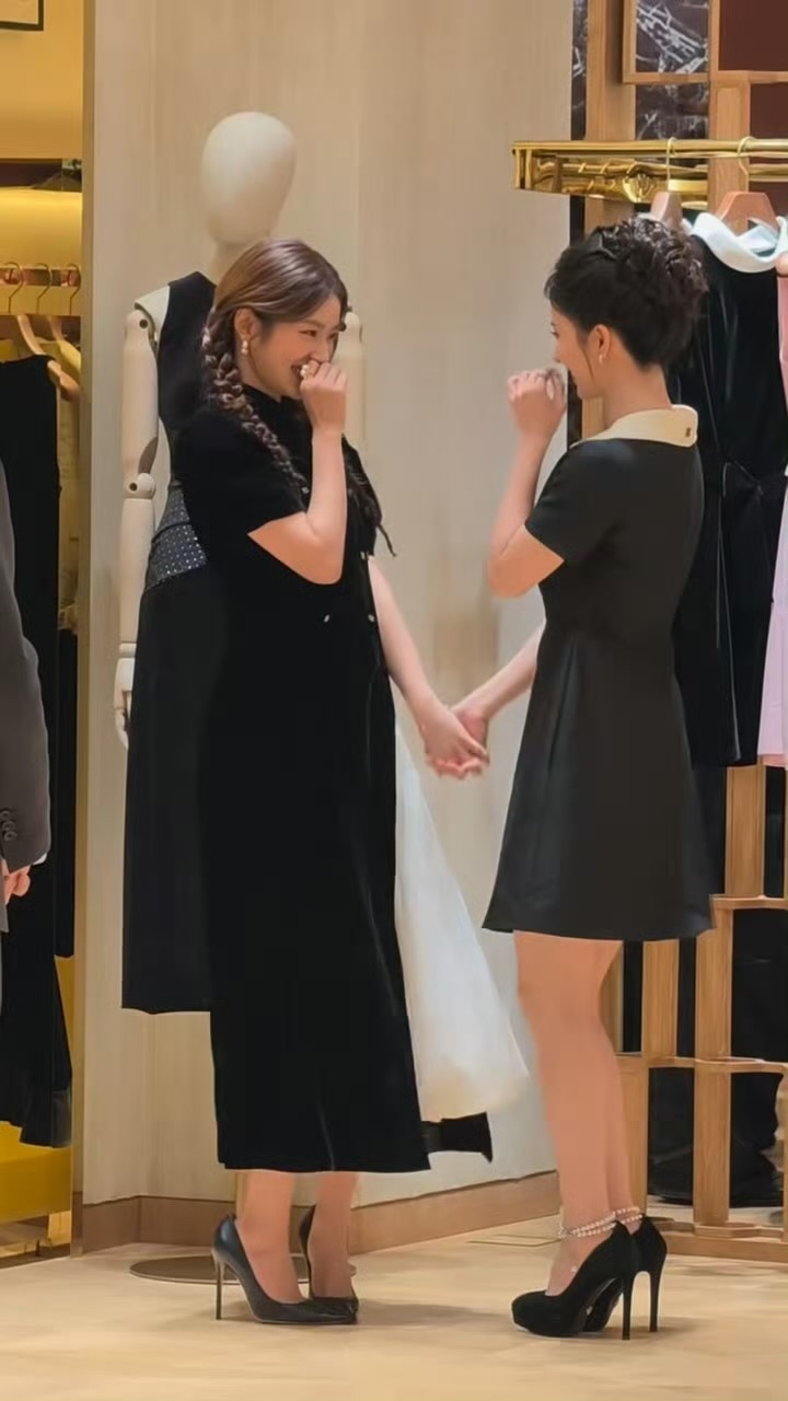 徐若晗刘些宁同框，两位美女见面手拉手还一扭一扭的哈哈哈哈好可爱！ ​​​