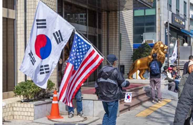 美国国会前的游行喊话
当地时间9月20日，一群韩裔美国人聚集在美国国会大厦前，举