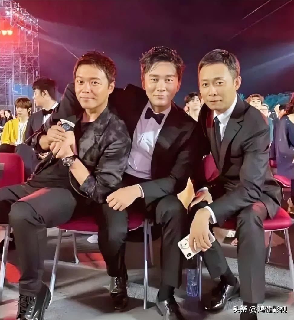 仔细看，张译虽说不是仨人里最帅的，但往那一坐，气场丝毫不输c位的李晨，演技更不用