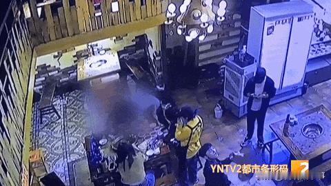 吃饱了撑的！云南曲靖，男子和朋友在火锅店吃饭，发现邻桌女孩长得非常漂亮，他们便打