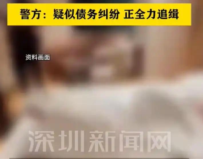 一名男子深夜携女子入住酒店客房，关上房门之后，没过多久又有一名陌生男子走入房间，