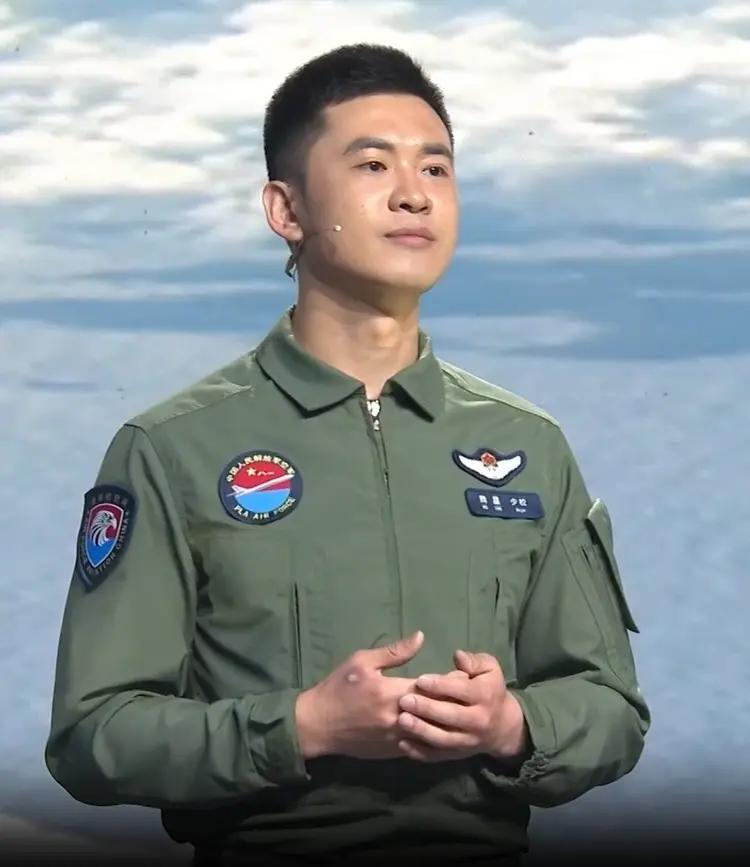 魏星，男，1992年出生，现为中部战区空军航空兵某部轰-6k机长
2025年9月