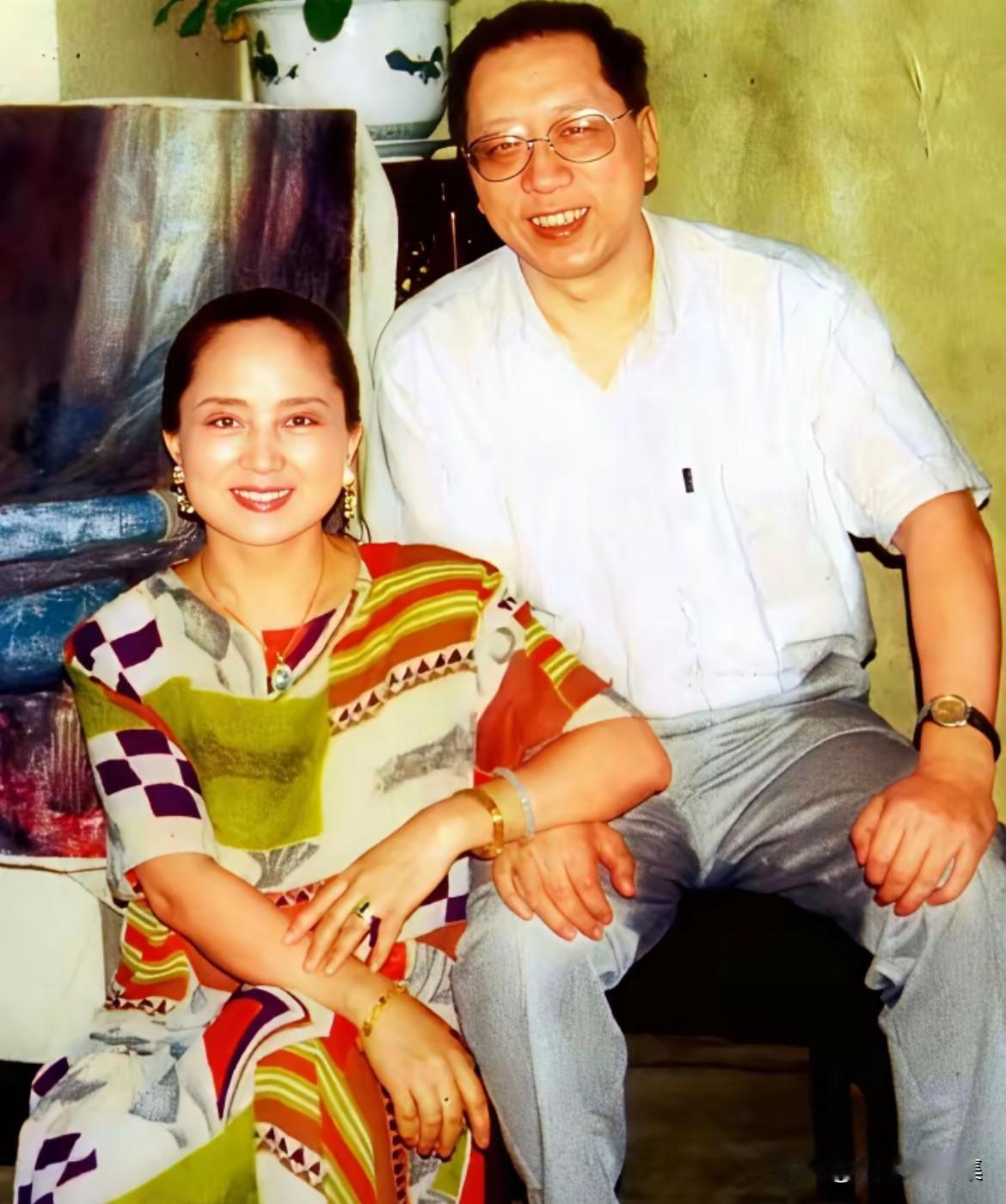 1989年，38岁的著名表演艺术家张金玲女士与无锡籍商人张正先生婚礼后合影。张金