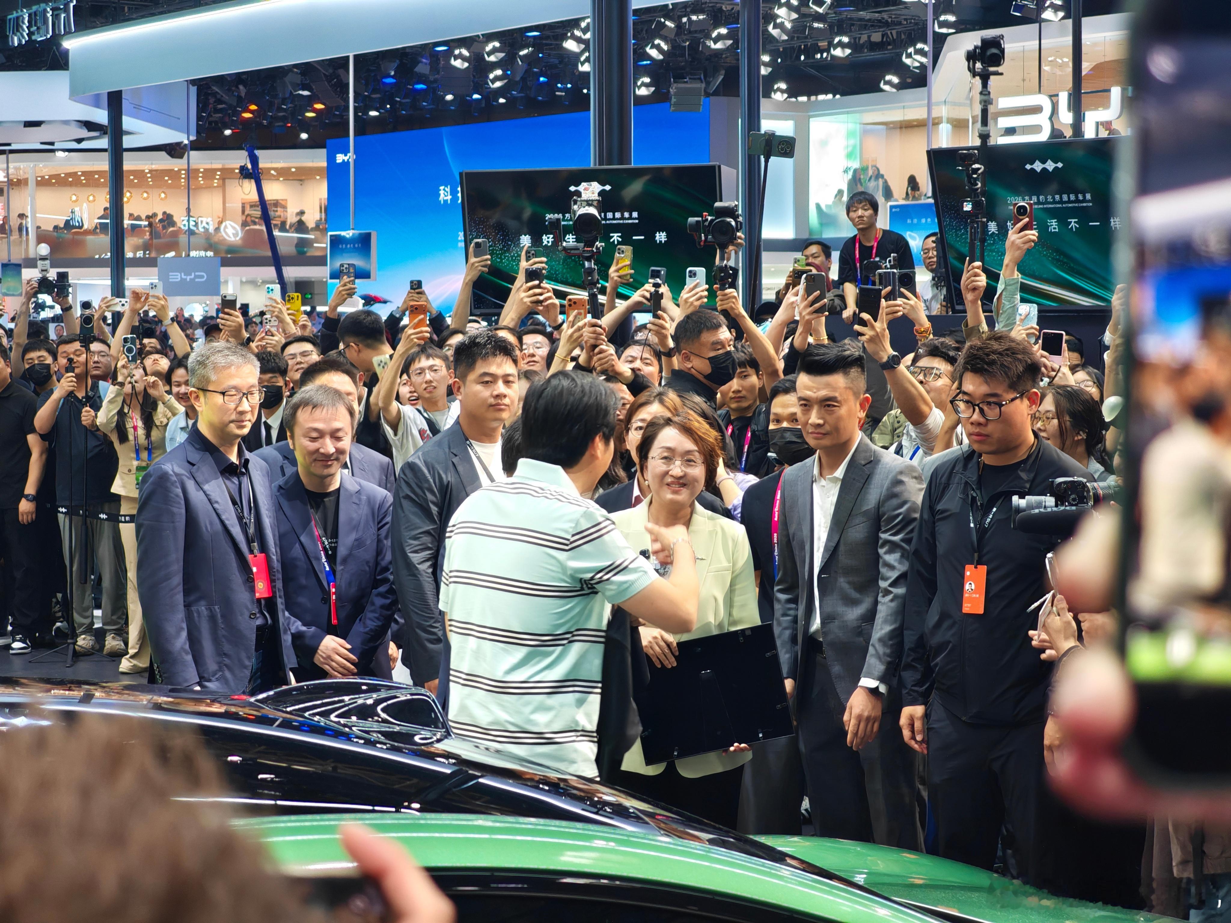 雷总来方程豹站台，和王总“互换球衣”在一起，才是中国汽车！！！ 