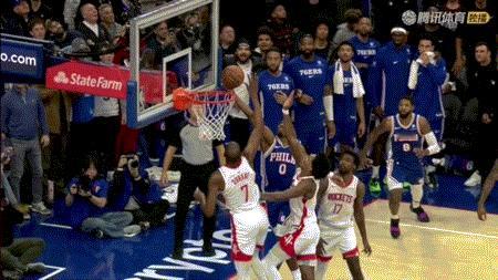 马克西最后突破被杜兰特钉板大帽！回放显示杜兰特干扰球了。但是裁判误判了，又没死球