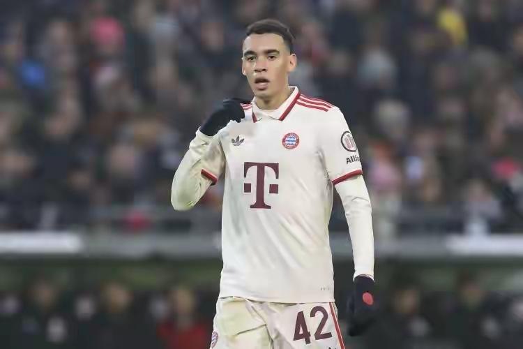 穆西亚拉复出即斩获进球，拜仁慕尼黑击败埃因霍温顺利闯入十六强，势头正盛。照此状态