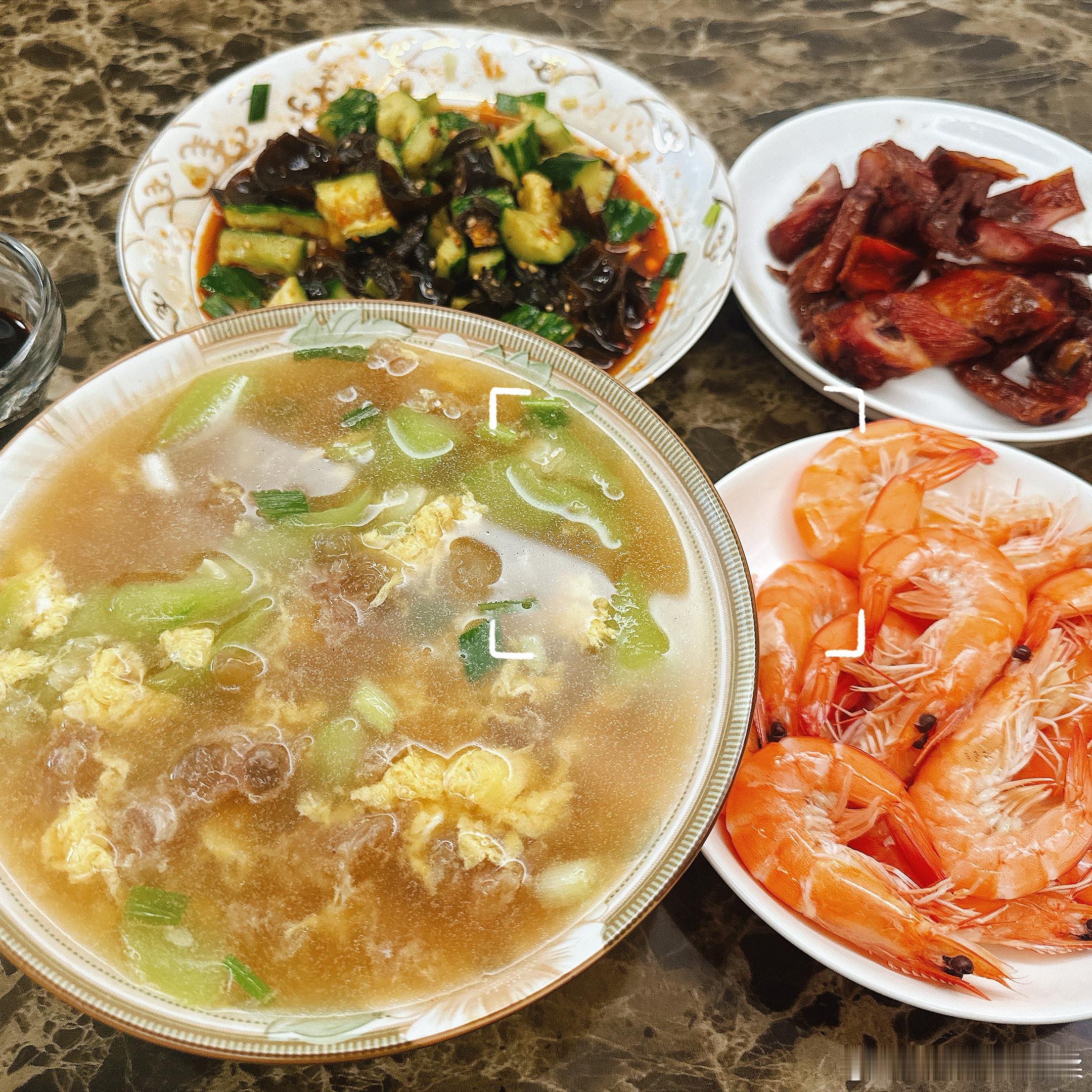连着在老妈家吃了3天的饭，把在外面10天瘦的都胖回来了！图一是美莎送的咸豆沙饼，