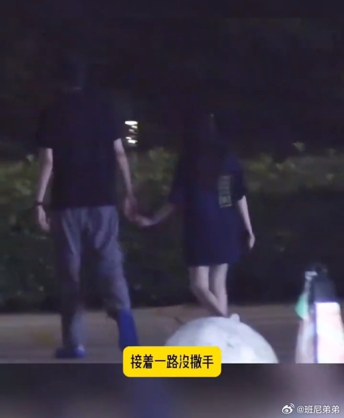 狗仔拍到胡一天与女生大街上牵手，疑似恋情曝光 ​​​