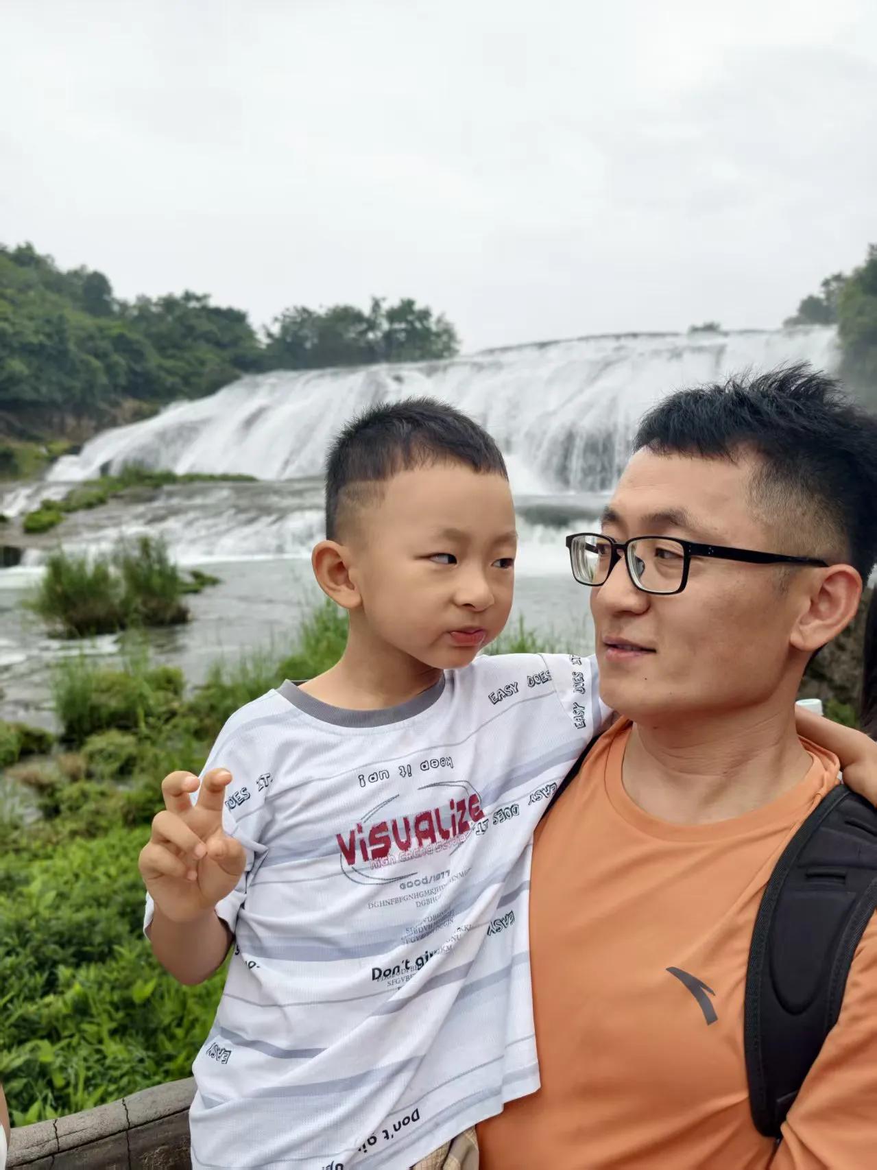 远赴贵州，一睹黄果树瀑布的壮阔。白水河自悬崖奔涌倾泻，百米水幕凌空垂落，轰鸣声响