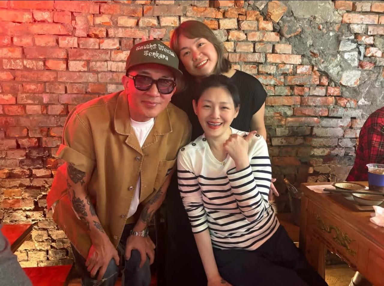 第一次看到大S生前的这张照片，镜头中的大S穿着最喜欢的条纹衫，很普通的款式却被她