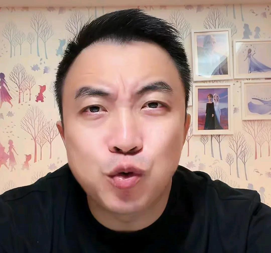 媒体人袁甲认为，山东泰山主教练韩鹏下课的原因其实就是球迷不够宽容。
袁甲在直播时