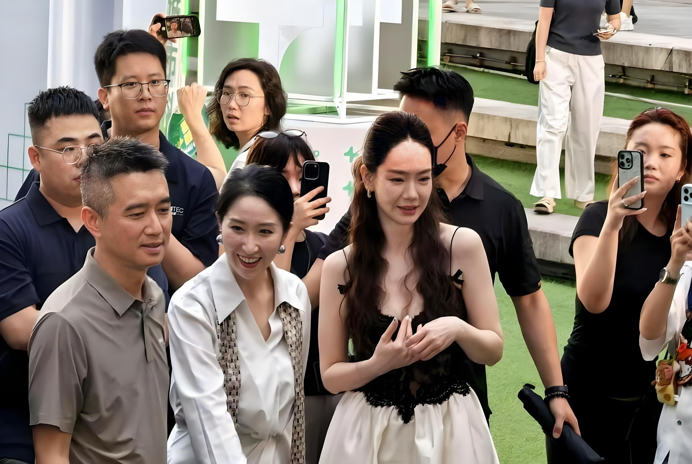 41岁戚薇终于“发福”，穿蕾丝吊带配伞裙很饱满，双眼皮也变自然了 