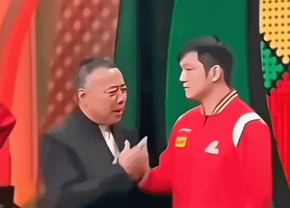 当年樊振东比赛夺冠，王楚钦亚军，颁奖时刘国梁堪称表情管理大师。
 
网上那段流传