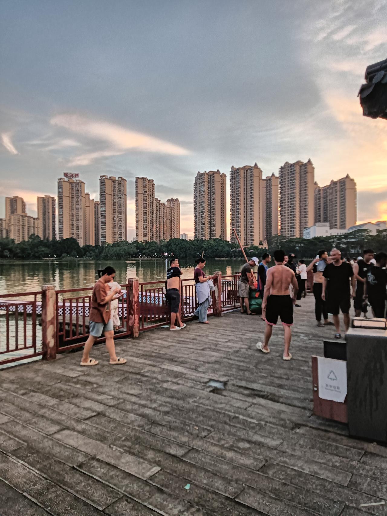 傍晚经过贵港市东湖公园听到鼓声阵阵，到码头一看原来还有龙舟队在忙碌训练。近段贵港
