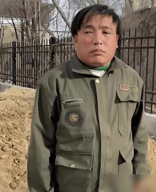 宋小宝凑到赵本山耳边：师父，跟我比，这哥们才叫惊世骇俗。赵本山盯着霍云龙那张挤成