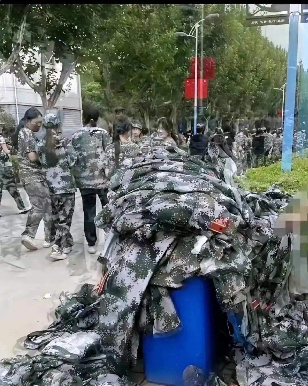 一个大学的姑娘，捡军训服寄回老家，后来被教官知道后，把全连没人认领的军训服一摞一