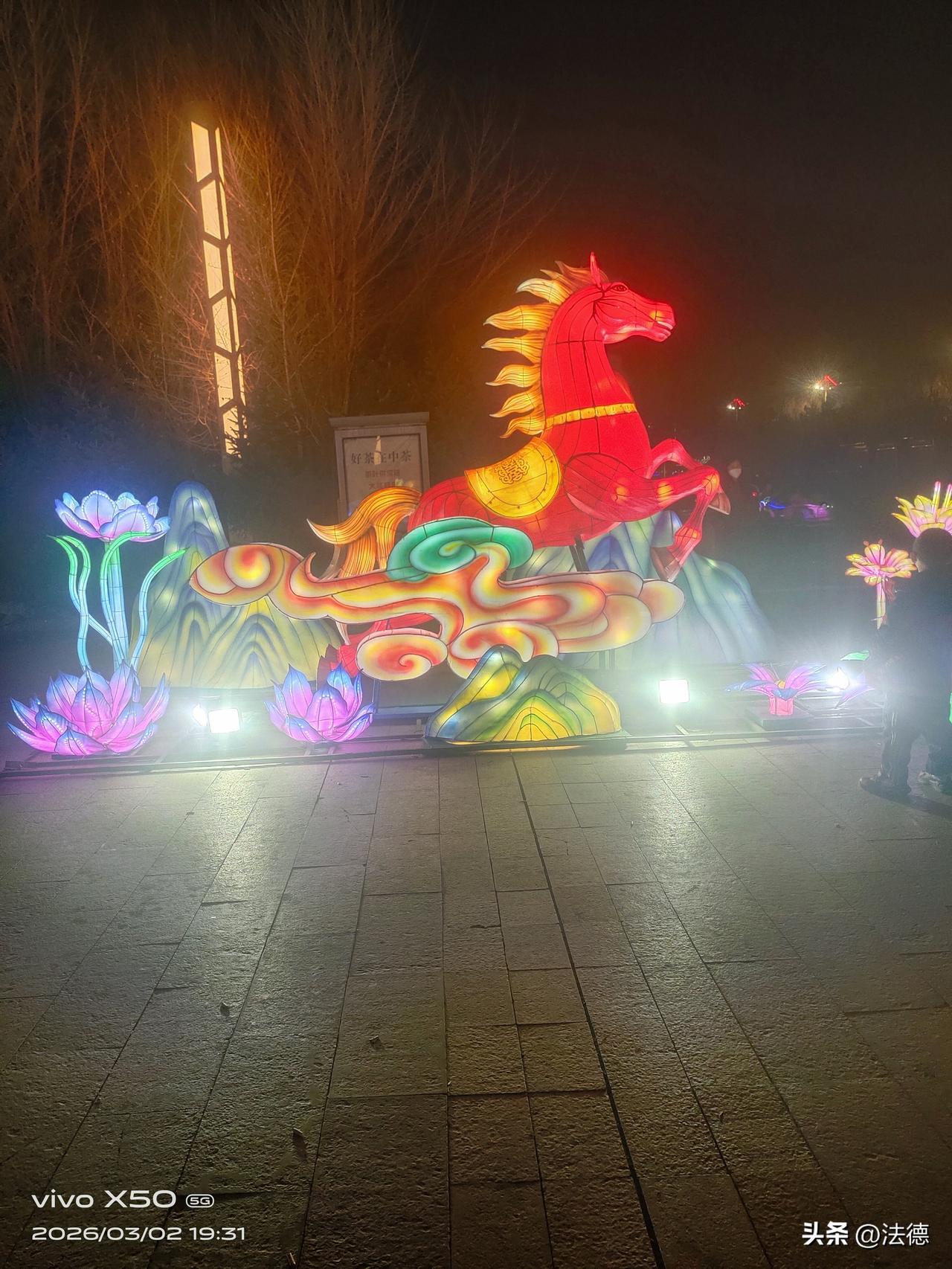 今天刷到句话，说得太实在了：别总盯着过去不放，得往前看。过去的事儿啊，就跟泼出去