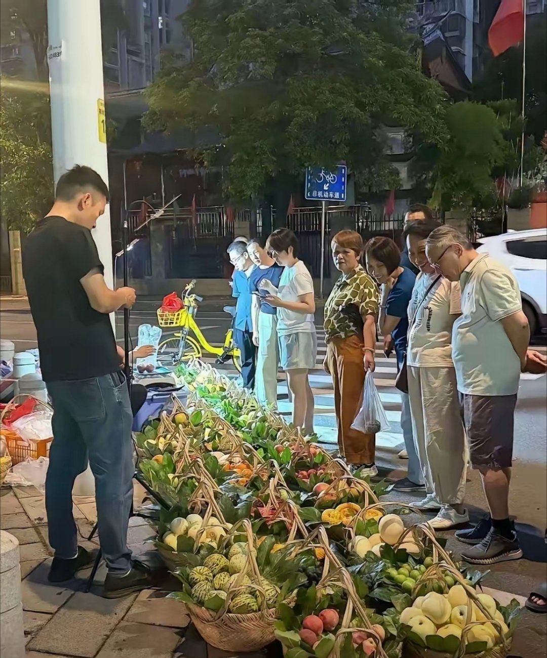 这是我见过卖水果中 最会做生意的 