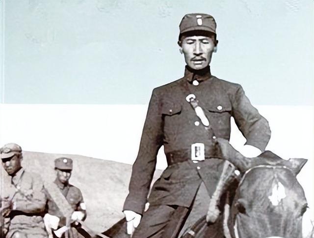 1932年，马占山宣布向日本投降，顿时国内上下骂声一片，然而在受降仪式上，马占山