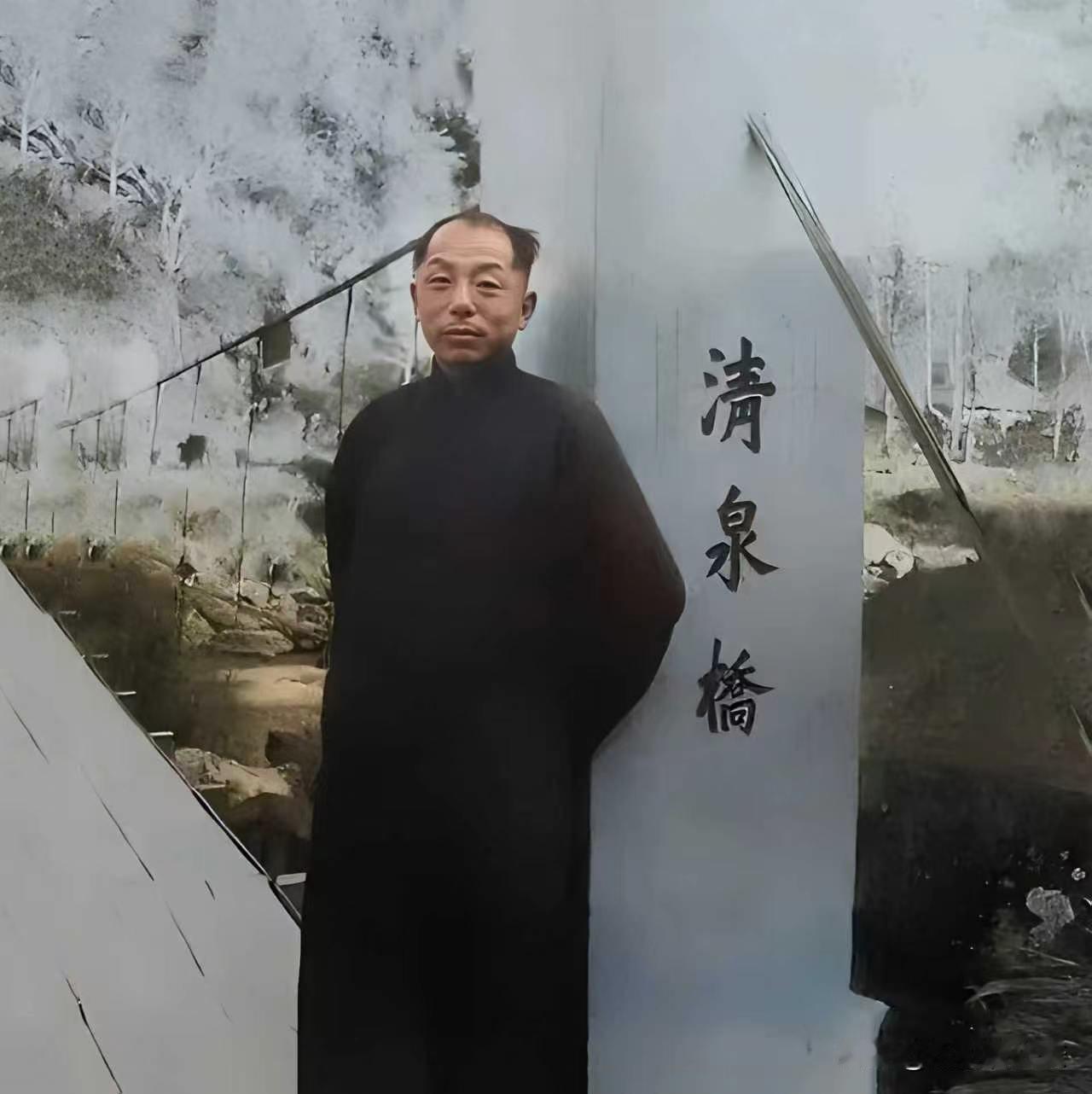 1936年12月25日，西安机场。张学良脱下军大衣披在蒋介石身上，亲自送他回南京