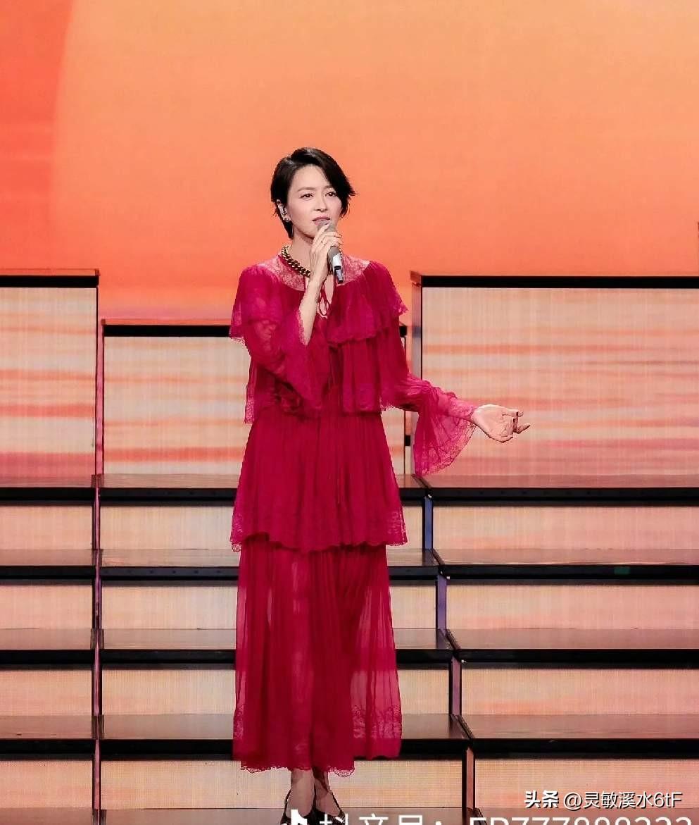 梁咏琪真是宝刀未老，元宵晚会上一首《归程》唱得太好听了。她的声线依旧清澈温润，搭