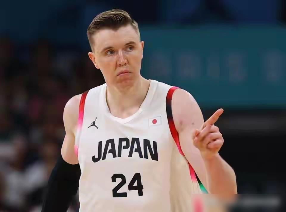 一个NBA落选秀，在日本联赛打球，最近放话要教训中国准NBA球员杨瀚森。

他叫