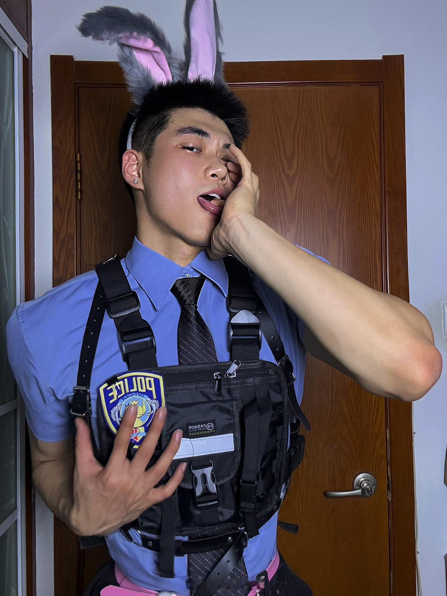 疯批兔子。 