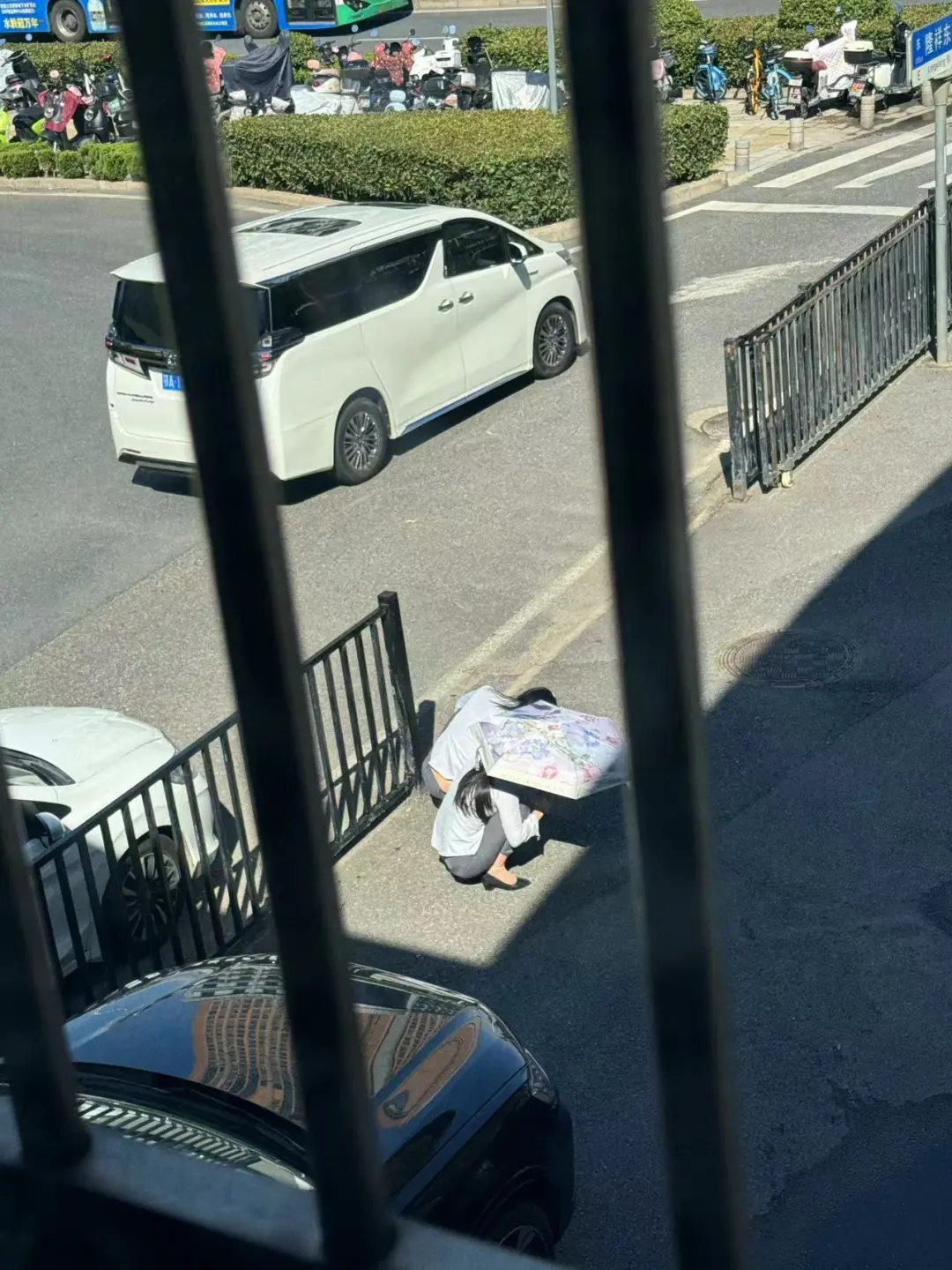 请问一下我的同事这是在干嘛呢？？？