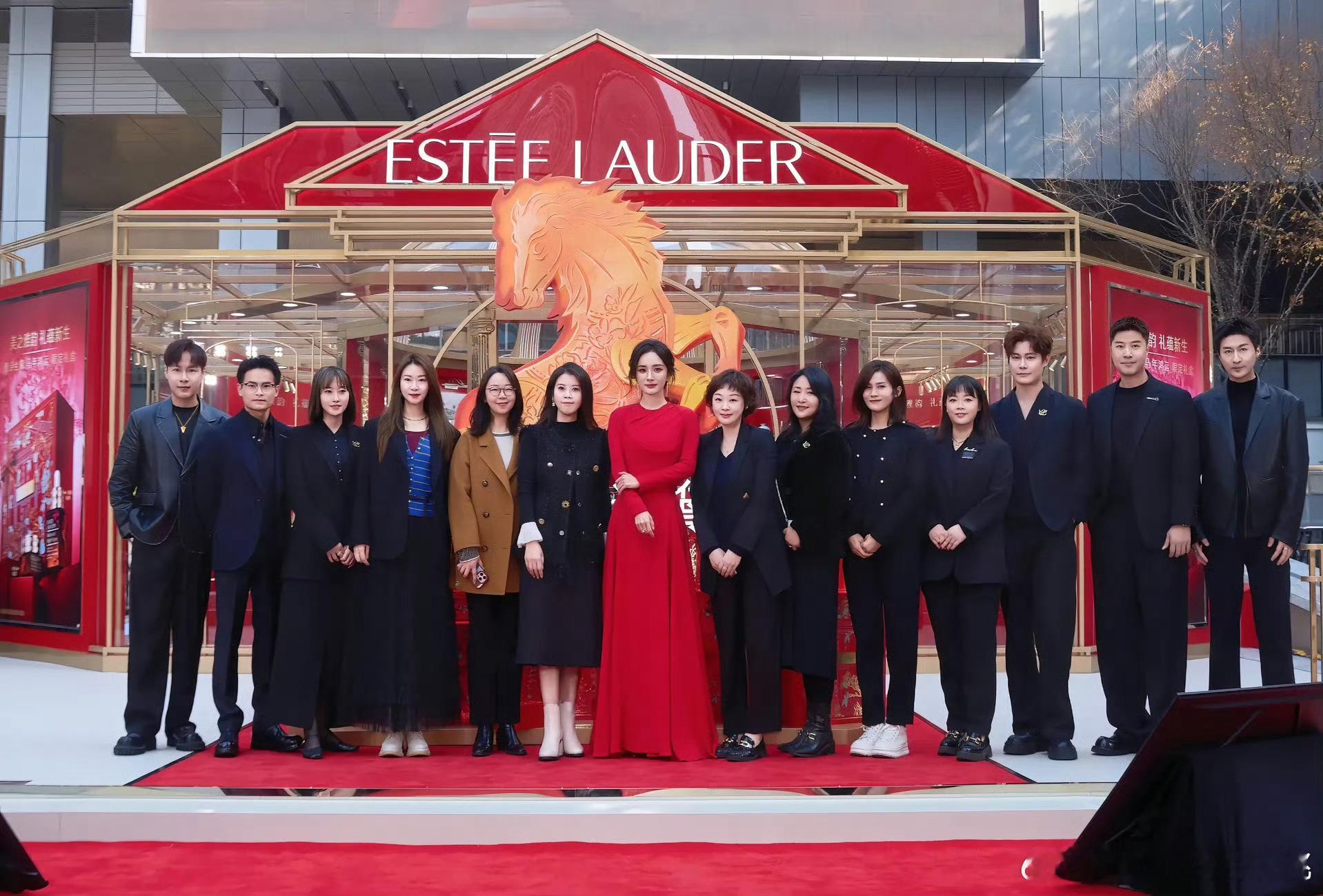 雅诗兰黛活动的大合照，幂这个高挑亮眼啊！ 