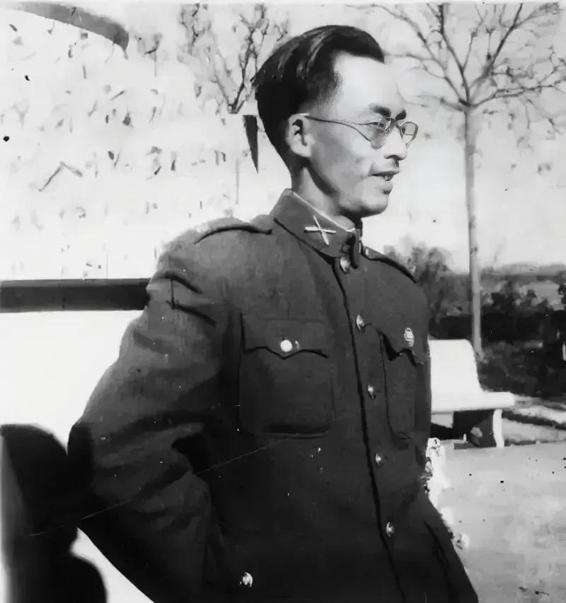 1949年，渡江战役时，解放军一团长发现俘虏的副师长是自己的抗大同学，质问其为何