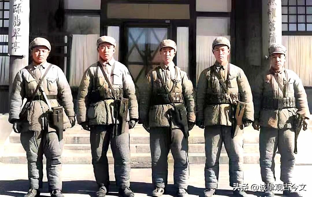 这五人都是解放后名副其实的中南海卫士。通过身后门旁两根柱子上的楹联可知，他们站在