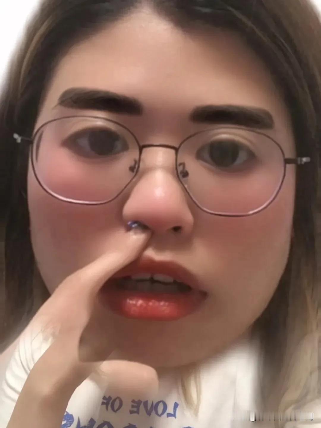 洗完脸一定要照镜子，我就吃过这个亏。
有一次早上慌慌张张起床，洗把脸，也没有照镜