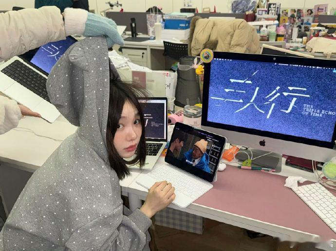 徐梦洁顶着甜妹脸搞抽象徐梦洁《三人行》剧宣太萌了！甜妹脸搞抽象反差感拉满，麻辣烫