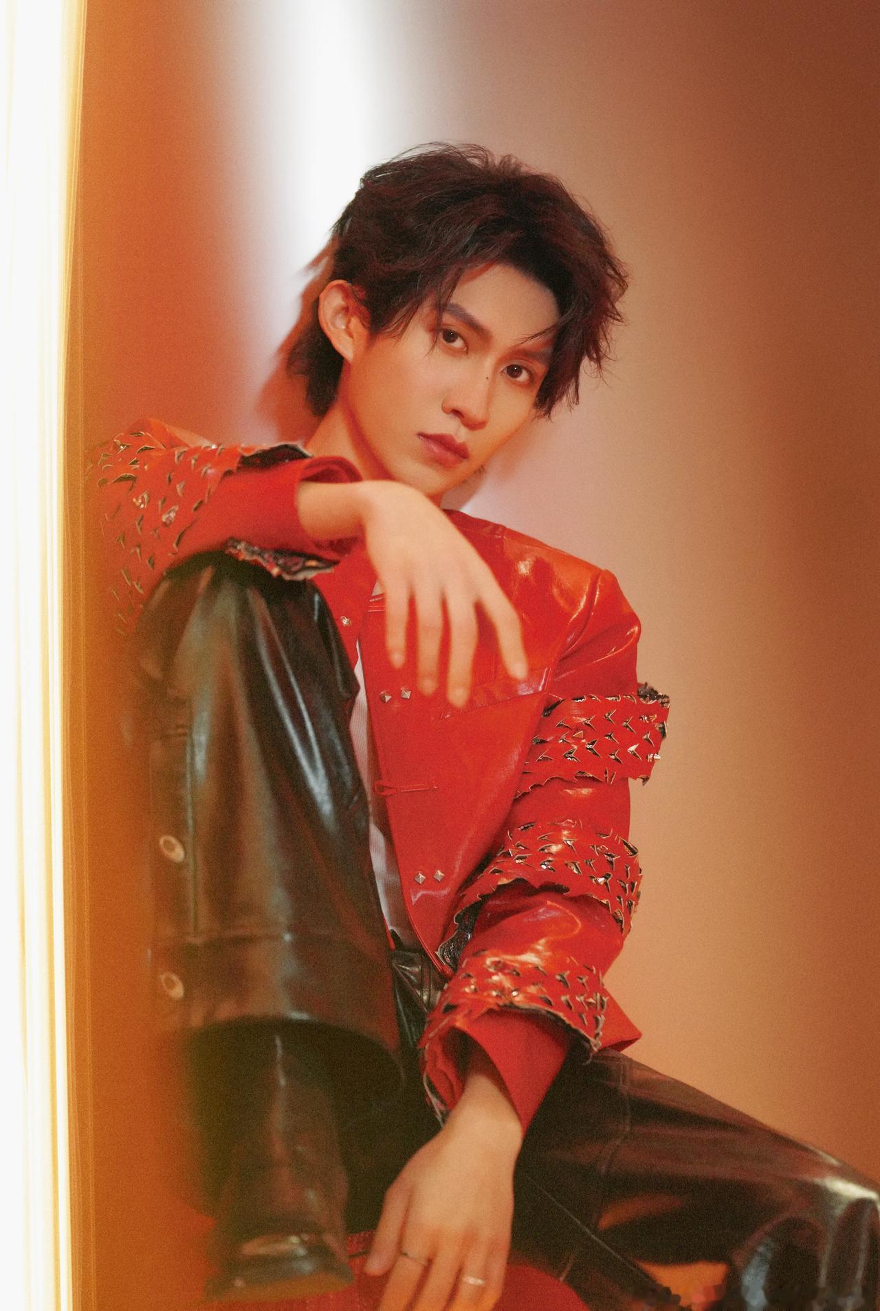 看来红色皮衣要成为新一年的爆款单品了，连男明星都纷纷pick