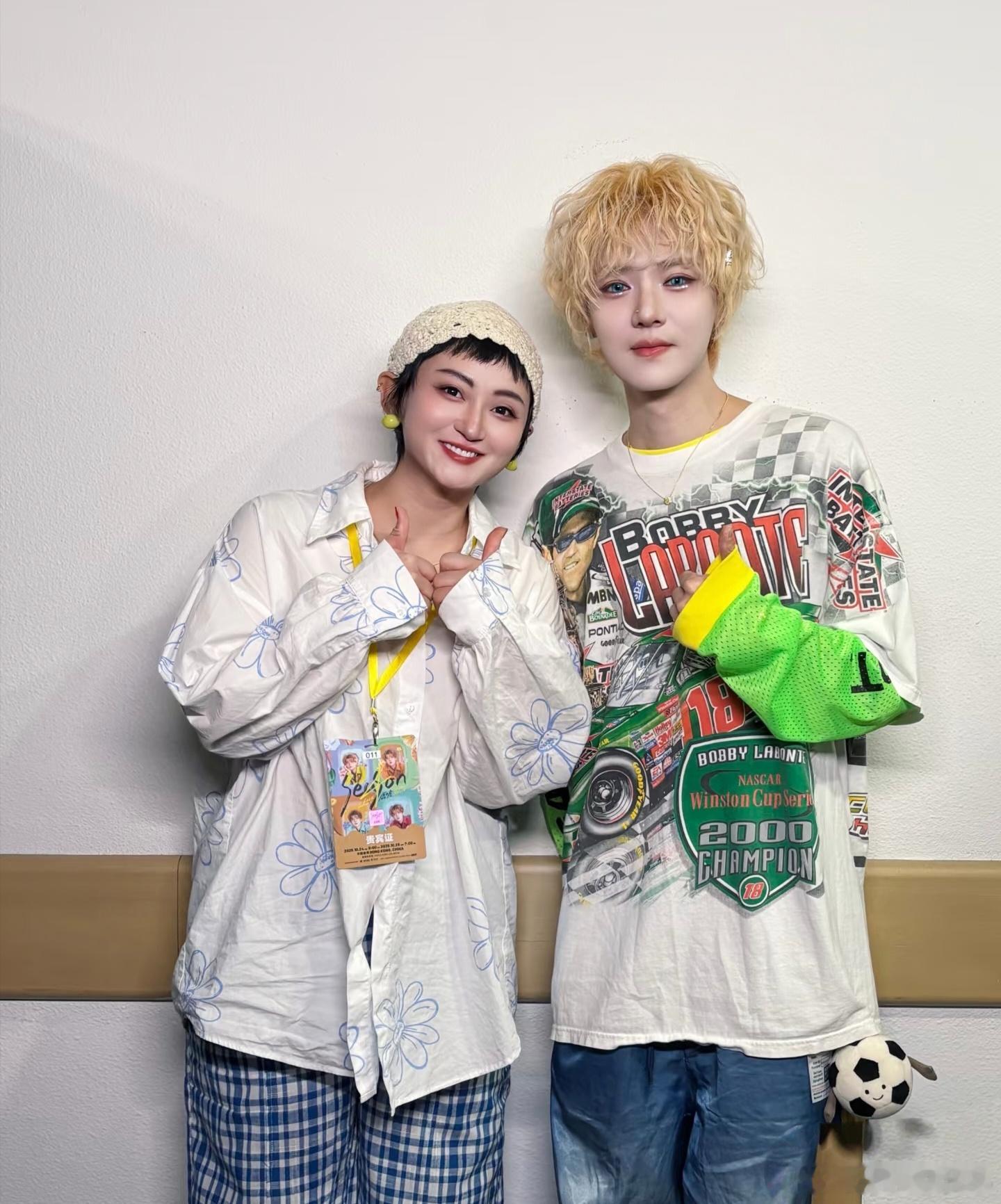 35岁鹿晗最新和粉丝合照，他的形象变化好大！顶着一头黄色卷发，化着大浓妆，整张脸